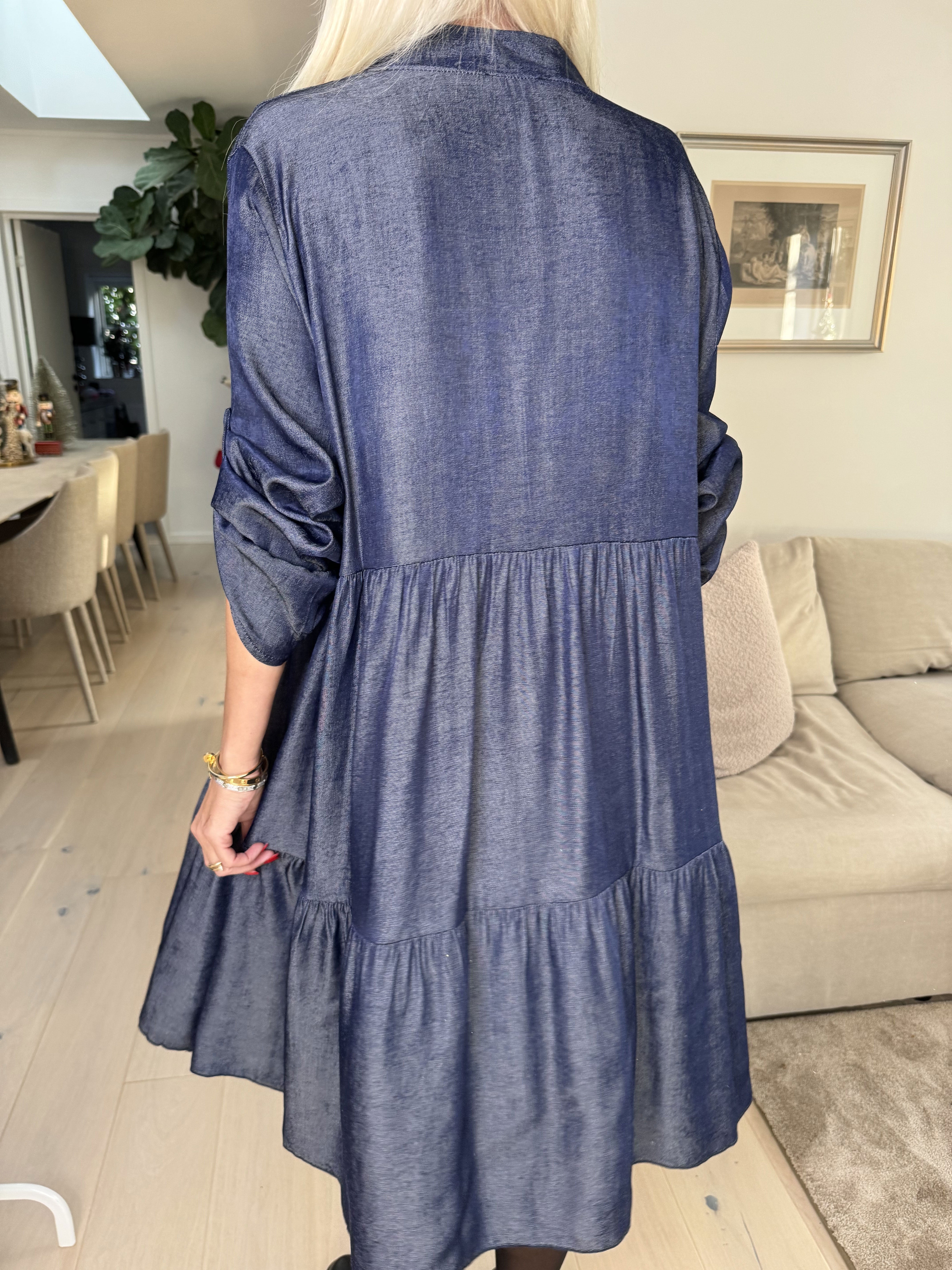 Milano Denim Midi - Sød kjole i viskose med lag på lag look